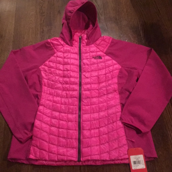 The North Face Jackets & Blazers - BNWT Hot pink North Face jacket with hood
